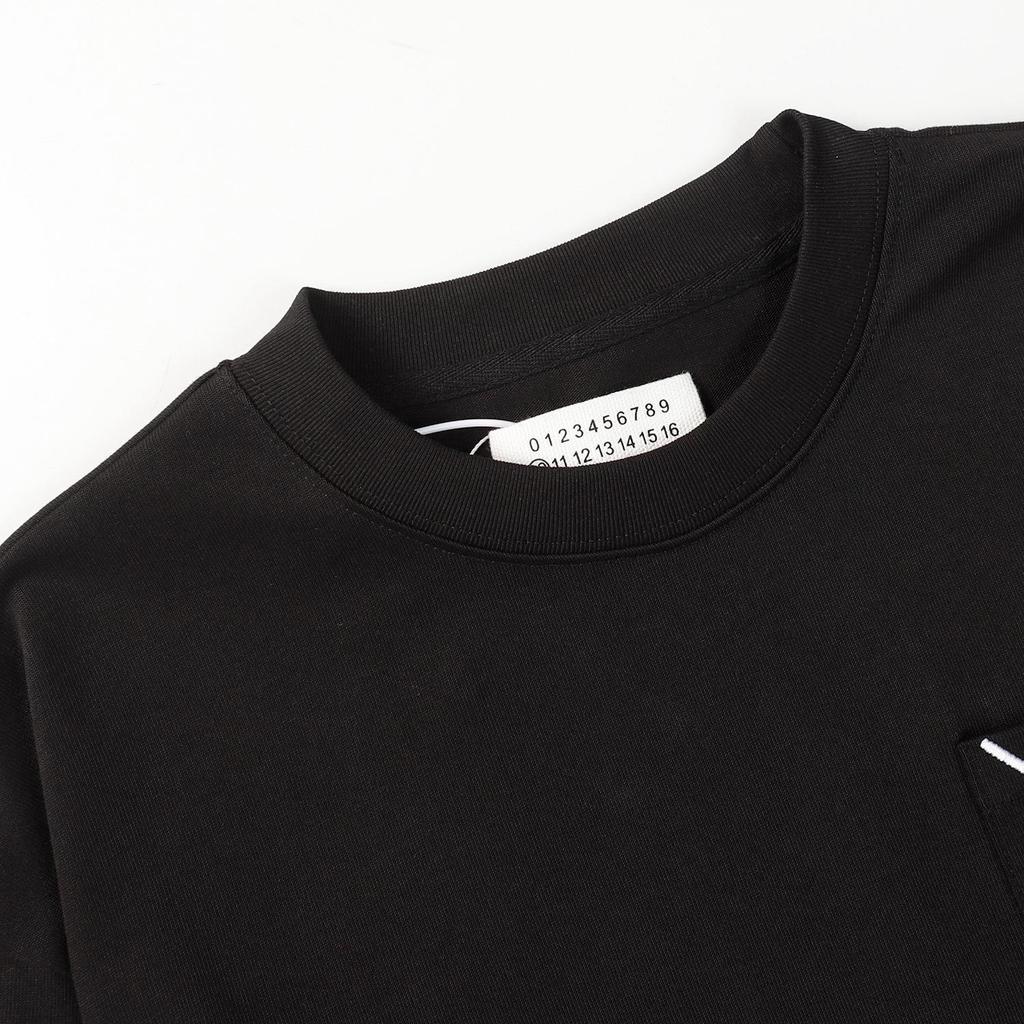 Tricou cu mânecă lungă și guler rotund MM6 Maison Margiela cu număr pe spate pe patru colțuri pentru Toamnă/Iarnă. Strat de bază lejer pentru cupluri.