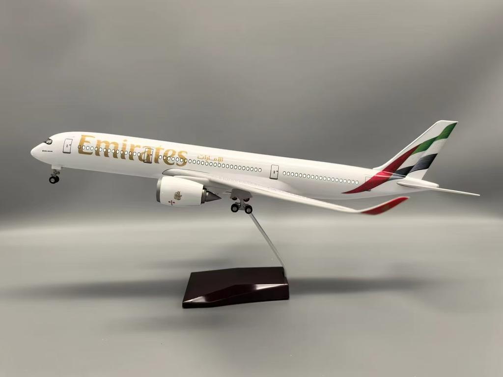 1/142 Scale 43CM Model Airplane Airbus A350 Aircraft UAE/Emirates Airlines Model Light Wheel Diecast Resin Plane Collection Disp