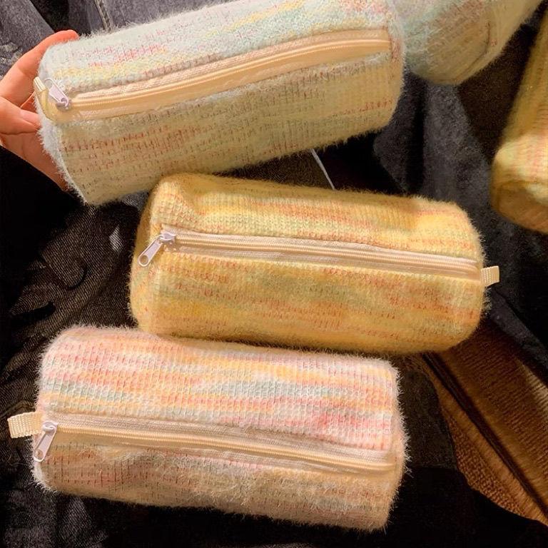 Zylindrisches flauschiges gestricktes Federmäppchen mit großer Kapazität, Schreibwaren-Stiftbox und Kosmetik-Aufbewahrungstasche für Junior- und Senior-Highschool-Mädchen