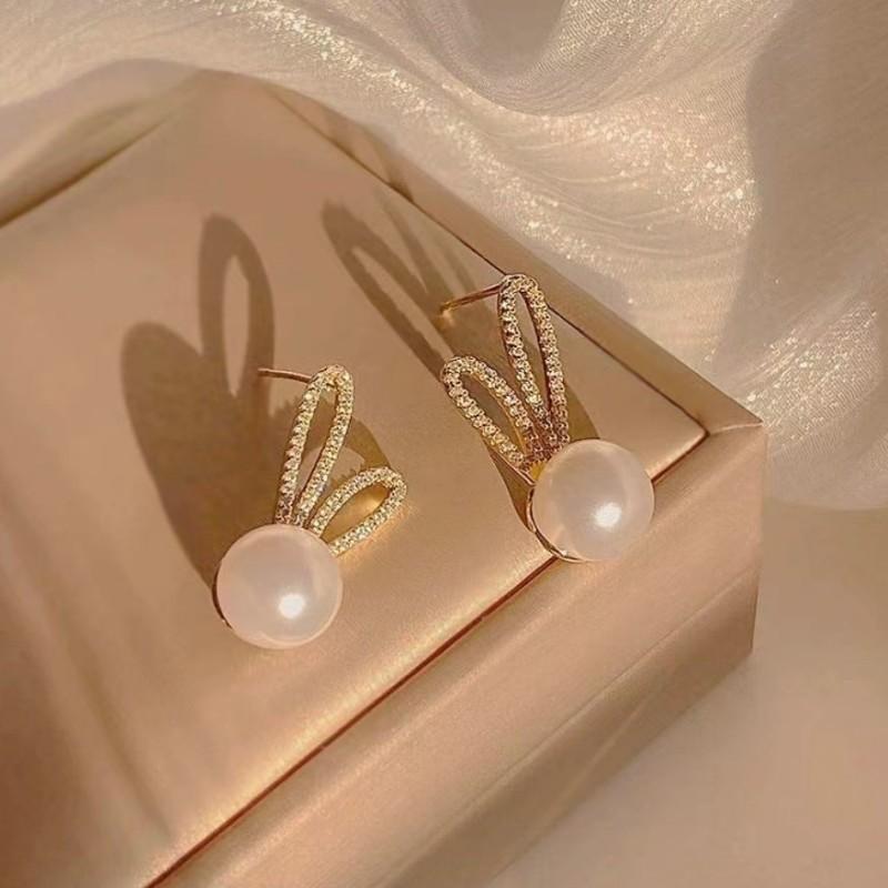 Fashion design sense Cute bunny fringed earrings Female creative sweet and cool exquisite stud earrings Versatile personality trendy earrings