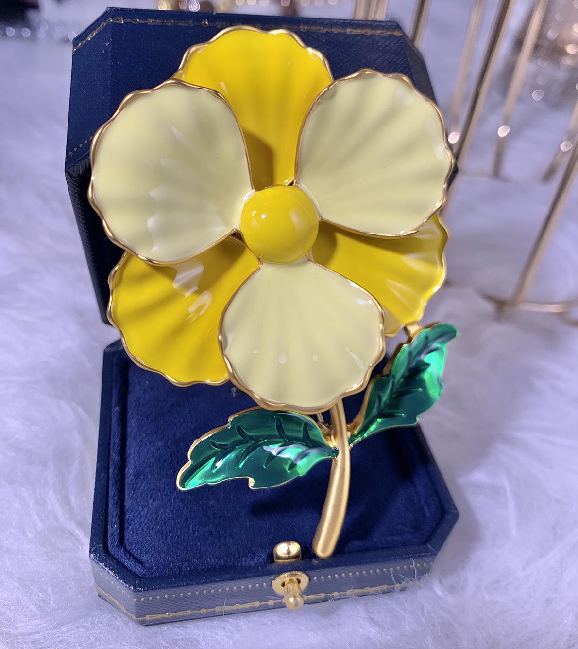Bo Xin Yun Retro Camellia Brooch: Elegant Enamel Pin for Coats  Suits