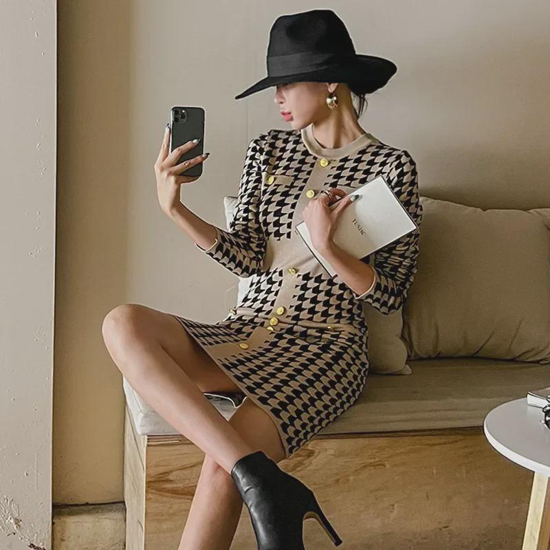Dámské retro pletené svetrové šaty v korejském stylu s designem pasu ve stylu falešného dvoudílného oblečení - Móda 2023