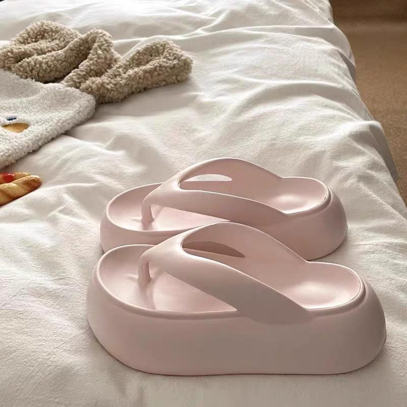 Slippers women summer wear flip-flops thick bottom heightening new non-slip deodorant seaside beach bathing stepping on shit feeling