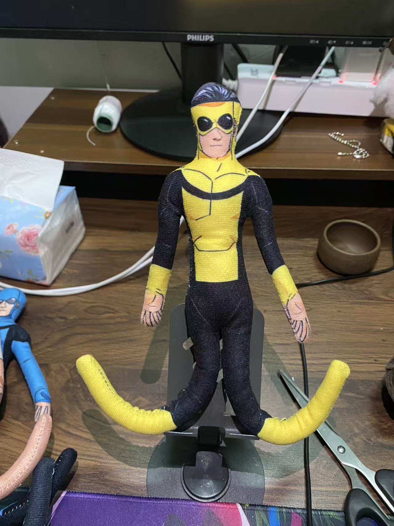 Poupée en peluche Invincible Omni-Man Mark Grayson 28 cm Membres amovibles et mobiles Squelette en fil Figurine d'action Souris en peluche Décor de chambre 28cm