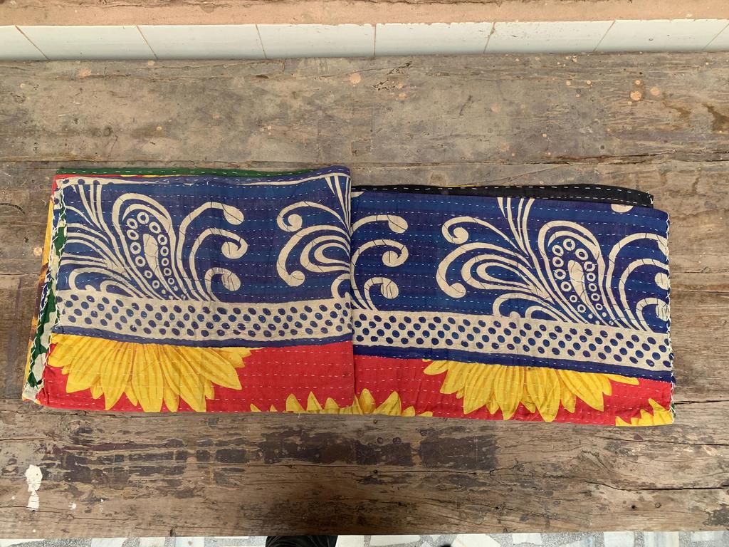 Handgefertigte Kantha-Steppdecke: Grüne Florale Vintage Sari Überwurfdecke