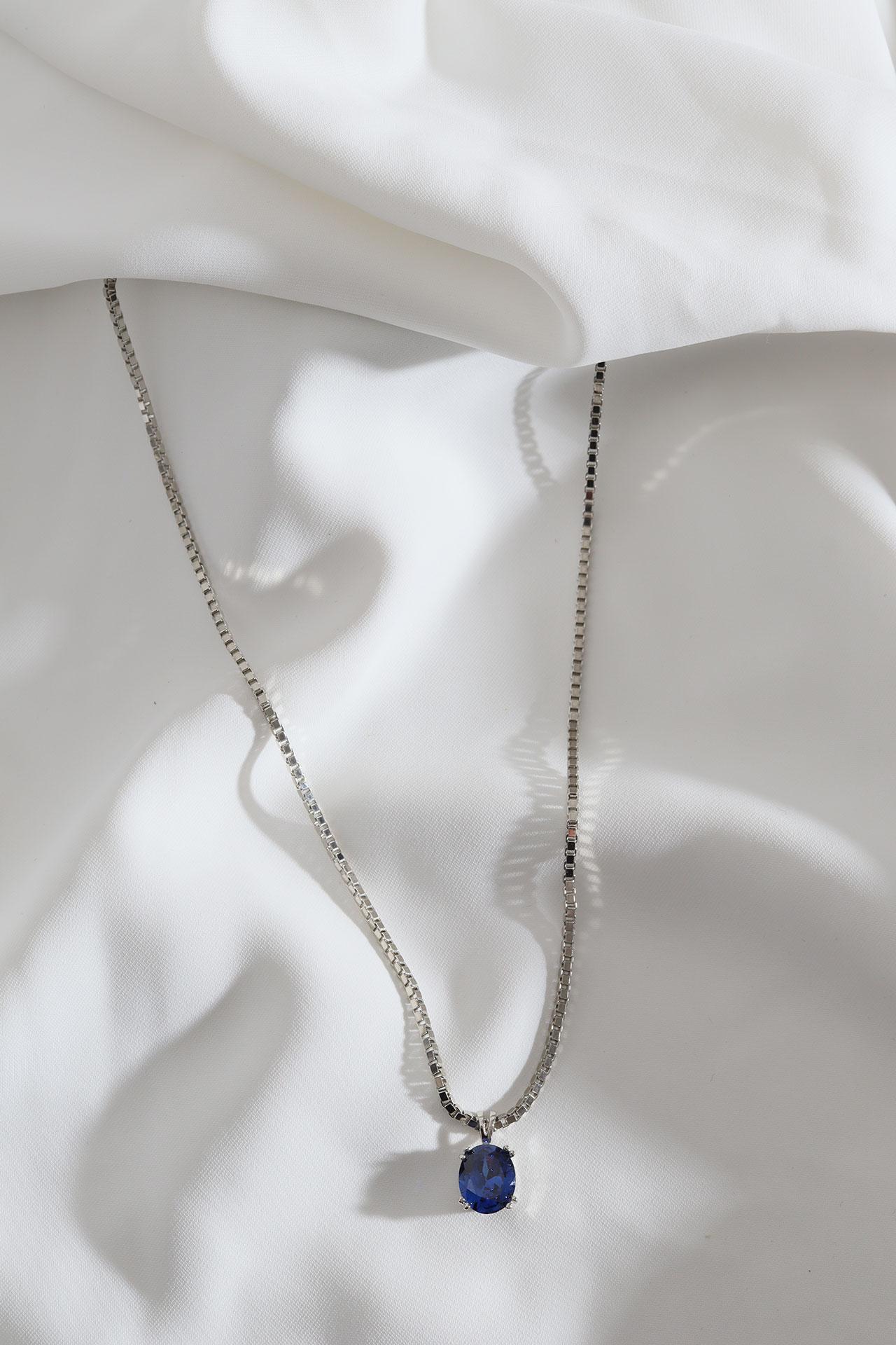 

Темно-синее серебряное ожерелье с большим одним камнем