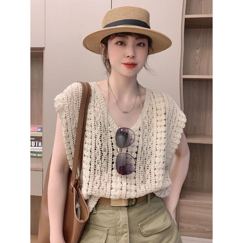 Summer V-neck Sleeveless Knitted Shirts Women Hollow Out Hook Flower New Vintage Loose Casual Women's louses Tops Fashion Slim Fit Ladies Shirt 3411