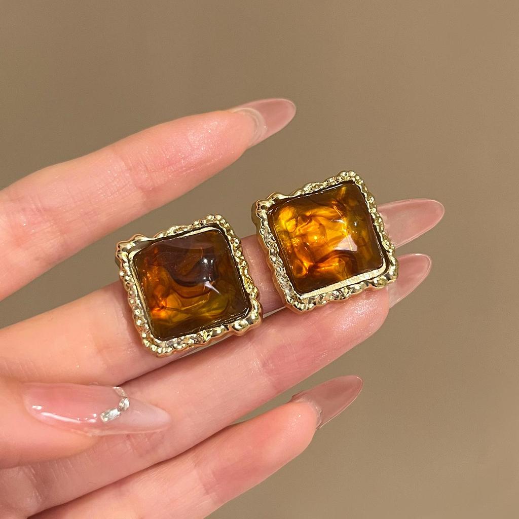 Elegant Retro Coffee Stud Earrings for Women - 2026 New Style, Versatile Autumn/Winter Accessory