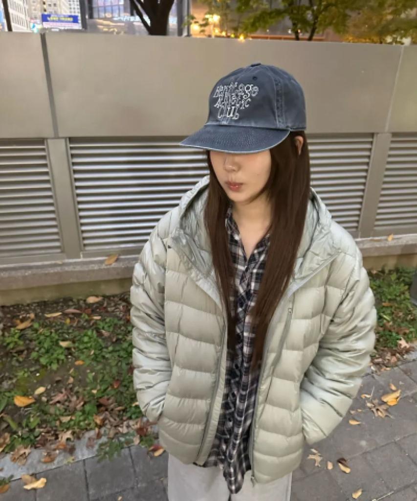 Yunibeoseugameonteu Chain Stitch Typographic Logo Washed Cap_Charcoal