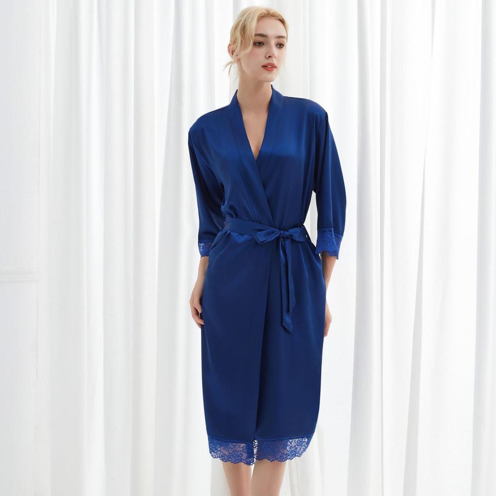 Elegantes Sommer-Bademantel mit Spitzenbesatz