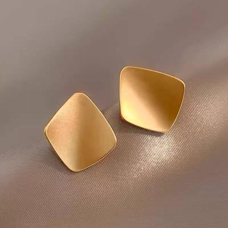 Chic Irregular Metal Circle Earrings for Women – Luxe, Unique Design, Trendsetter Style, Bold Hoop.