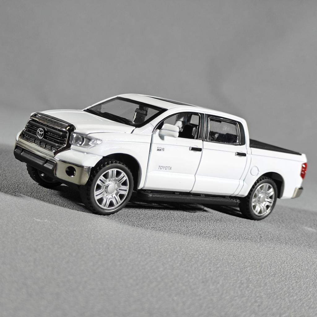 1:32 Toyota Tundra off road alloy diecast SUV truck model sond & light toy Miniature collection ornaments gift for childrens