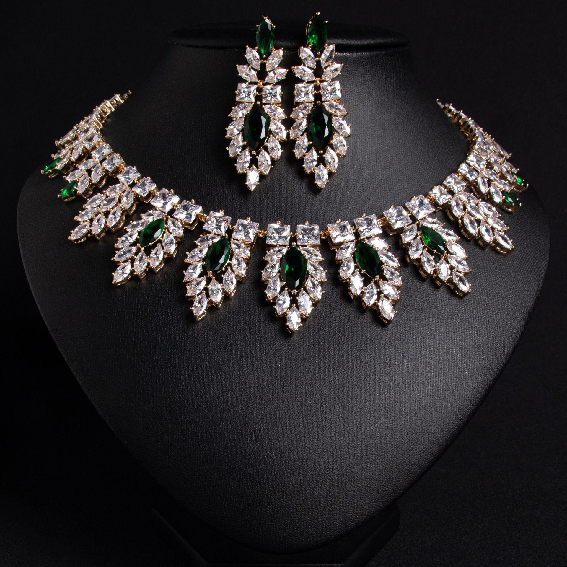 

Женский комплект из ожерелья и серег с элегантным дизайном в стиле легкой роскоши, инкрустированный цирконами, модный и универсальный, с нишевым чувством дизайна