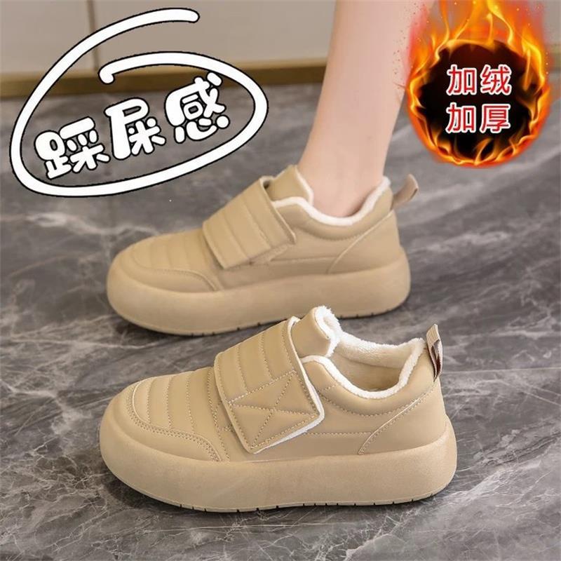 

Хлопковые туфли женские зимние бархатные наступающие на дерьмо ощущения студенческие нескользящие водонепроницаемые кроссовки 2024 новые липучки две хлопковые туфли 40