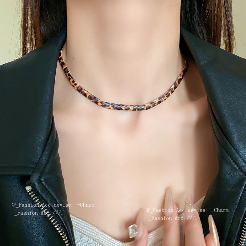 Luksusowy naszyjnik retro z nadrukiem panterki i teksturą kości węża dla kobiet