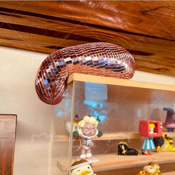 Moderne Deko im Stil einer geschmolzenen Discokugel – Handgefertigte Spiegelkugel für ästhetische Raumgestaltung – Glitzernde Discokugel für einen funky Raum