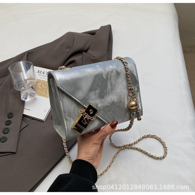 

Фактурные нишевые женские сумки женские 2025 весна новые сумки сумка через плечо модная маленькая квадратная сумка сумка-мессенджер на цепочке серебряный