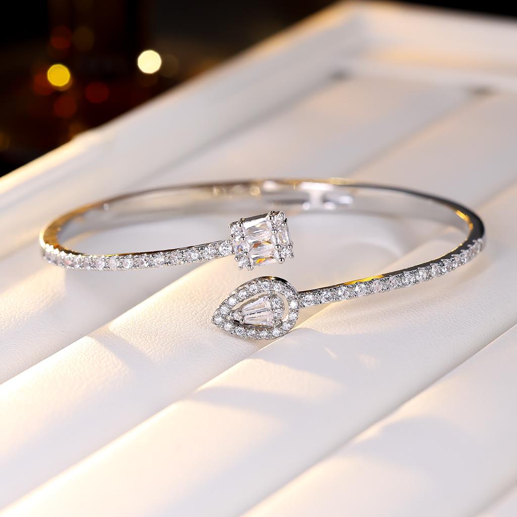 Fashionable Water Drop Square Zircon, Classic Shape, Smooth, Fashionable, Versatile, Elegant and Elegant Open Bracelet