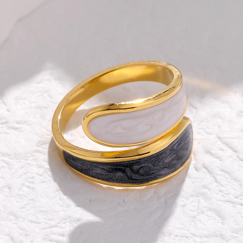 Anello in Acciaio Titanio Placcato Oro - Elegante Stile Ins da Donna con Sensazione di Alta Gamma e Design Semplice, Influenza Europea e Americana.