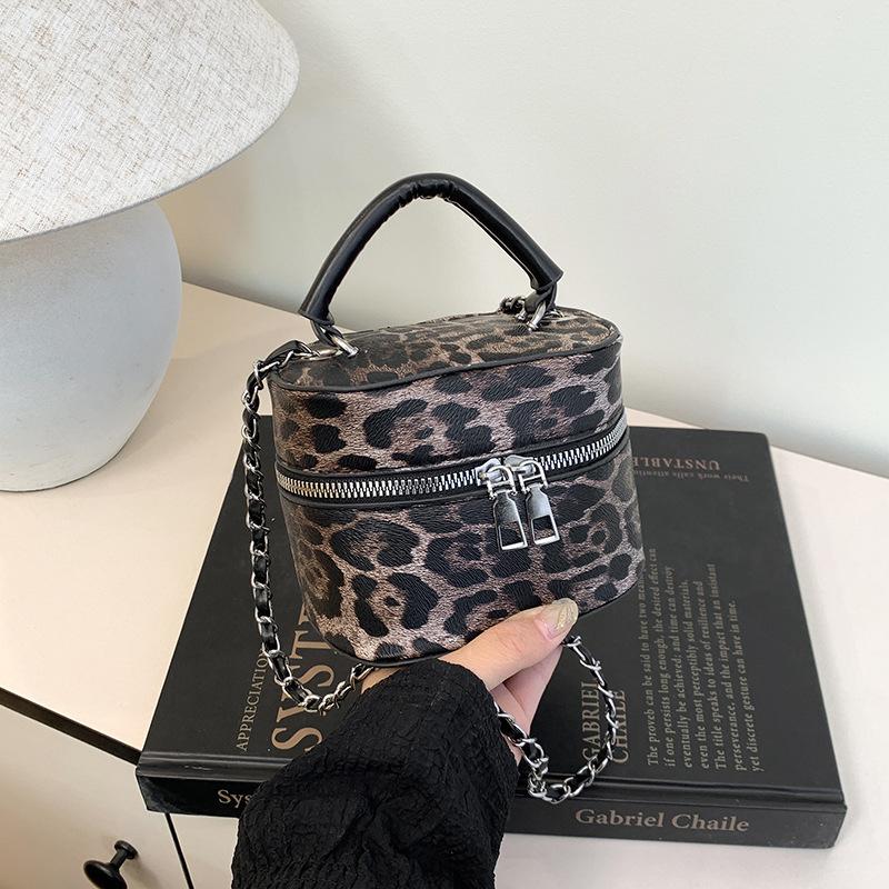 

Personalized leopard print retro handbag women s 2025 new versatile casual niche design high-end messenger bag