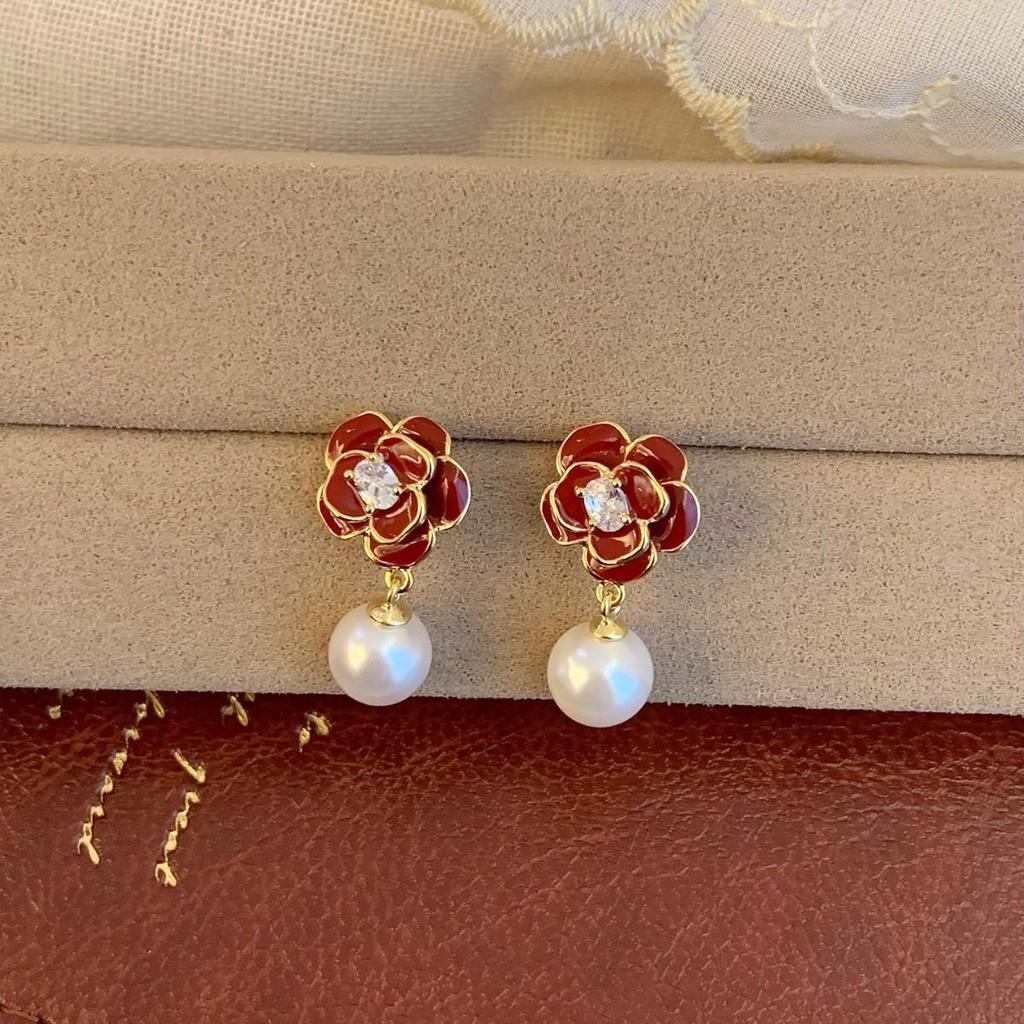 Silver Needle Diamond Pearl Flower Earrings: Retro, High-End Stud Accessories for Women