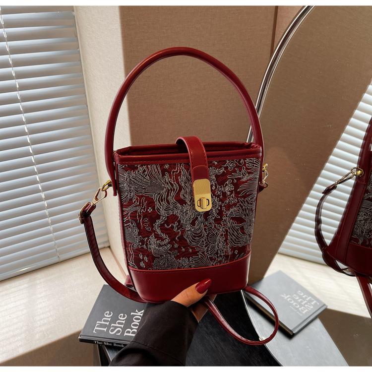 

Сумка женская 2025 лето новая вышивка сумка-ведро простая модная сумка-мессенджер бордовый