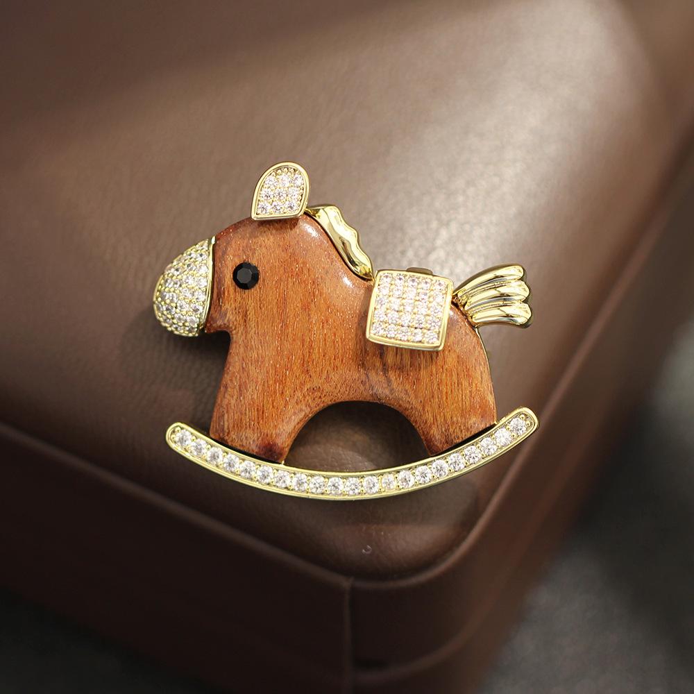 Cute versatile wooden Trojan horse brooch, exquisite diamond-encrusted animal pin, temperament versatile zodiac male and female corsages