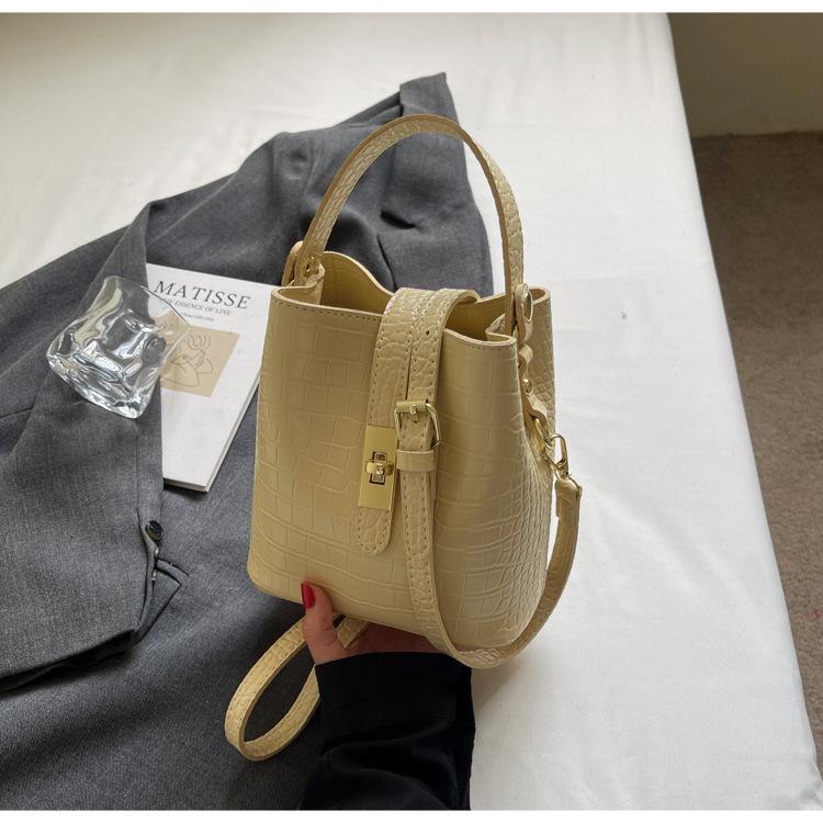 

Niche design bag women s 2025 new simple and versatile trendy commuter bucket bag fashionable shoulder messenger bag жёлтый