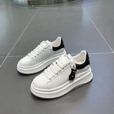 2025 otoño nuevos zapatos de cuero con base gruesa zapatos de mujer versátiles de pequeña altura zapatos McQueen casuales zapatos grandes blancos zapatos individuales
