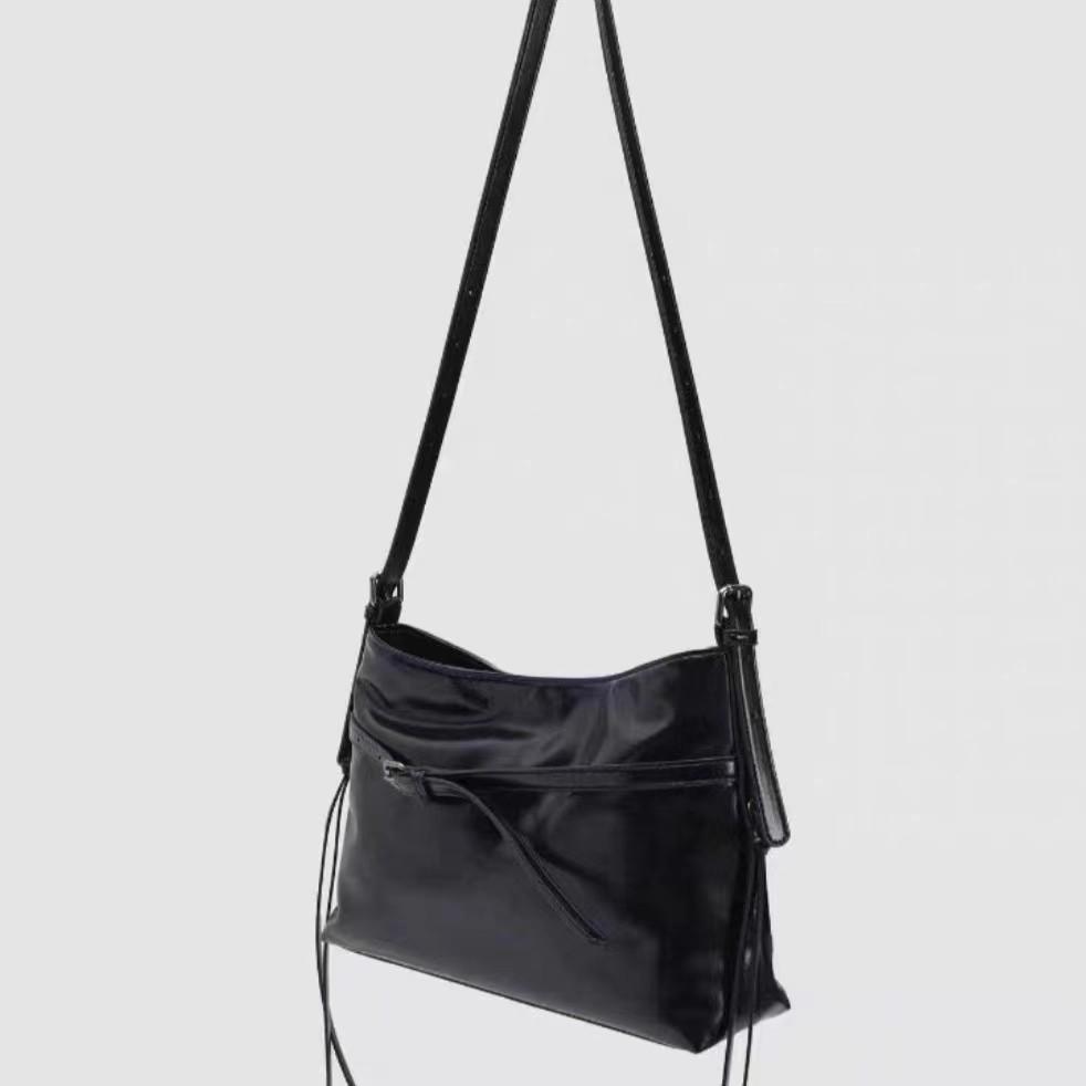 Simple and high-end large-capacity tote bag, new fashion punk style Spice Girl armpit bag, shoulder messenger bag.