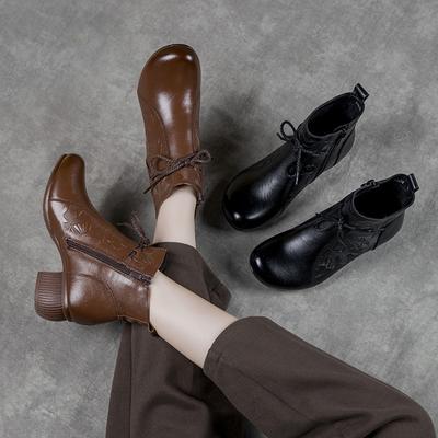 Botas de couro retro de cano curto para mulheres, novas para outono e inverno, salto médio grosso, bico redondo, antiderrapantes, botas Martin em relevo, quentes, para mulheres