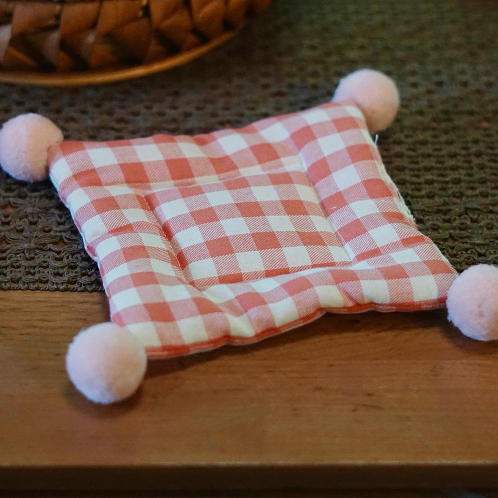 

INS Style Handmade Plaid Hair Ball Coasters - Colorful Decorative Cup Mats for Kitchen Home Friend Gift рожевий