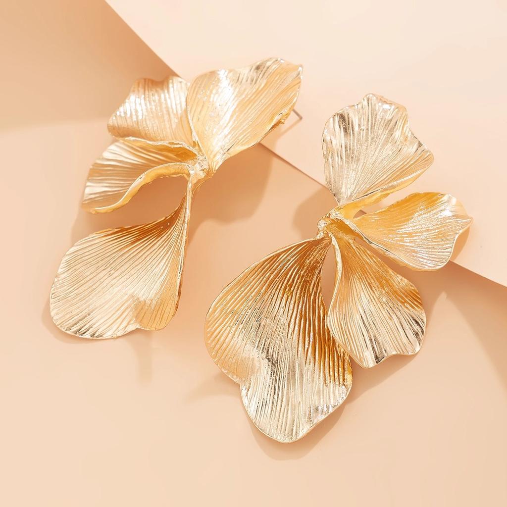 European and American irregular pleated petal stud earrings 2025 trendy fashion personality Internet celebrity versatile ear jewelry