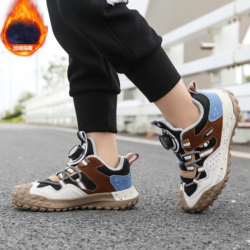 Chaussures pour garçons, chaussures de sport 2025 hiver nouveau deux-coton chaud surface en cuir imperméable enfants moyens et plus âgés bouton rotatif antidérapant