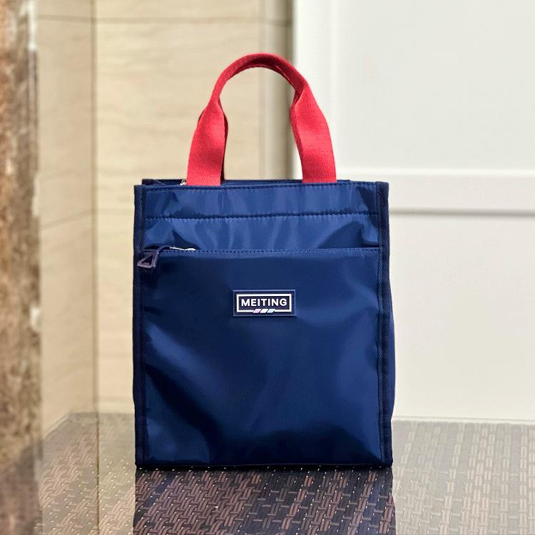 

Contrasting colors, built-in water cup position, portable lunch box bag, student carrying bento bag at work, make-up class file bag, mommy