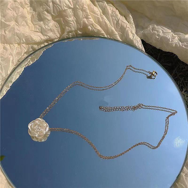 Cold Wind White Rose Pendant Necklace, Flower Simple Temperament Collarbone Chain Woman
