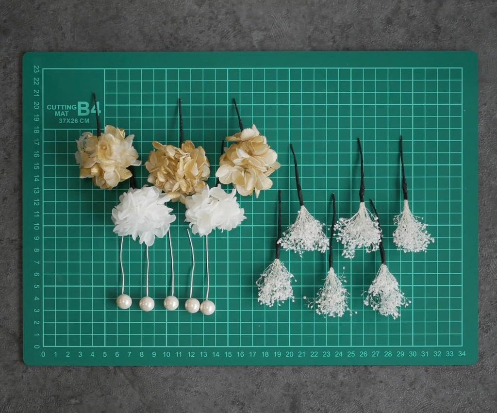 [Lomeri] Lomeri Hair Ornament Set of 12 (White Gold) Featuring Baby's Breath, Hydrangea, and Pearls (A374)