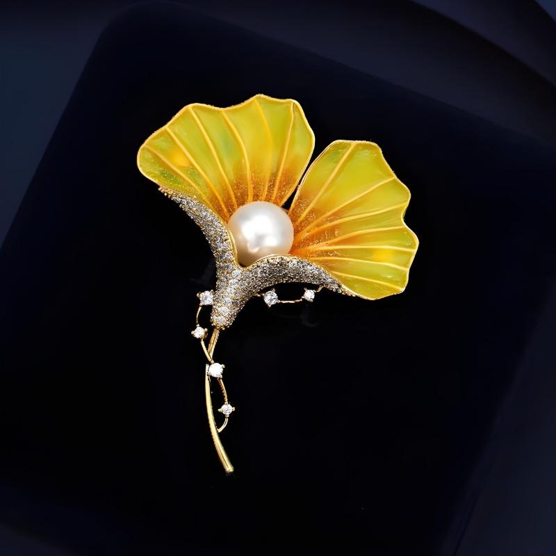 Goldene Ginkgoblatt-Brosche, Hochwertiger femininer Charme, Perlen-Emaille-Korsage, Nischendesign-Sinn, Brosche, Anzug-Accessoire