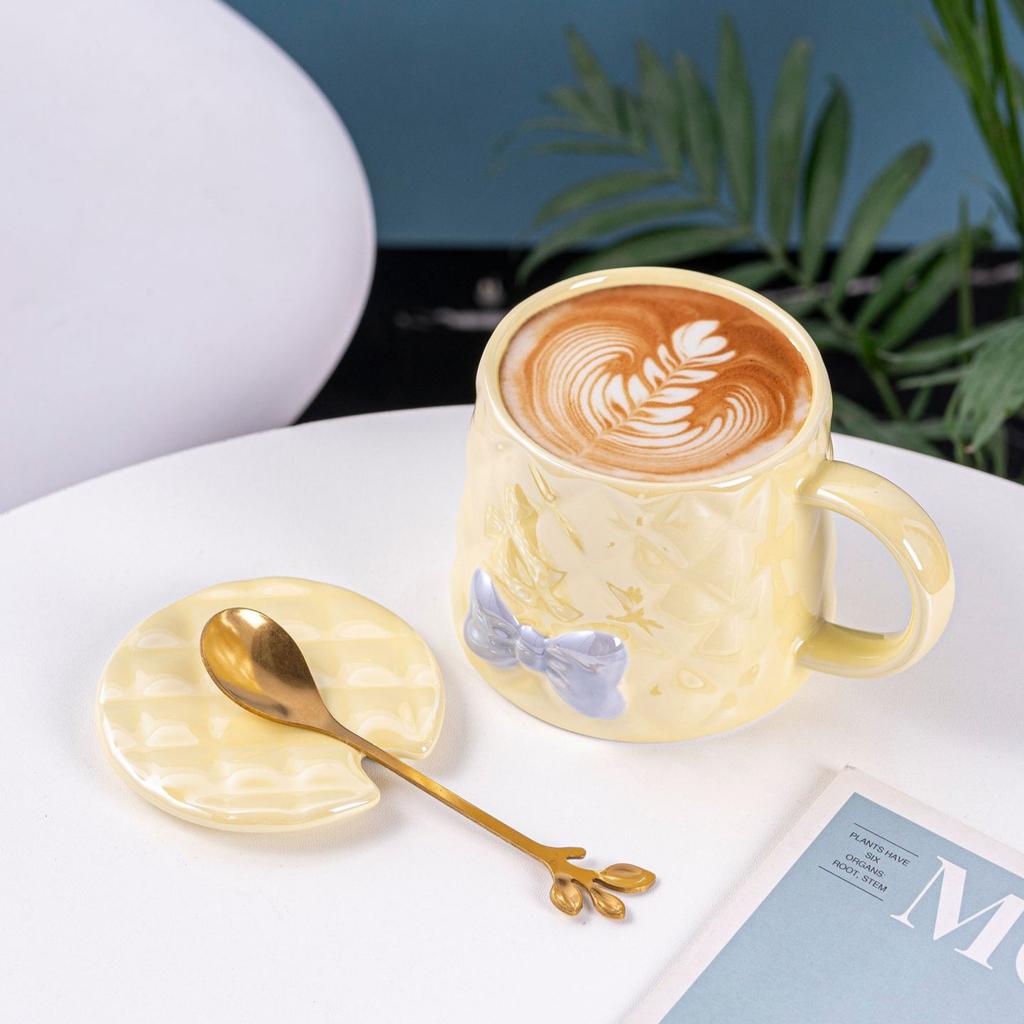 Lekki Luksus Relief Filiżanka do Kawy Wysoka Wartość Kokarda Ceramiczna Filiżanka z Pokrywką Łyżeczka Ekskluzywny Domowy Kubek dla Pary