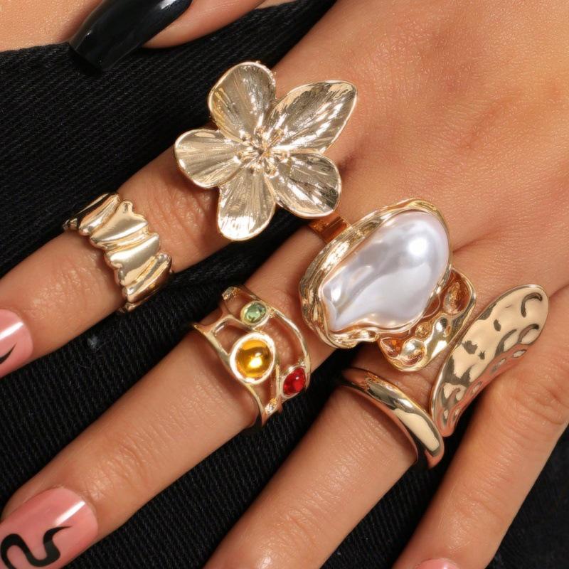 Elegant Baroque Pearl Flower Ring - Retro Light Luxury Metal Design