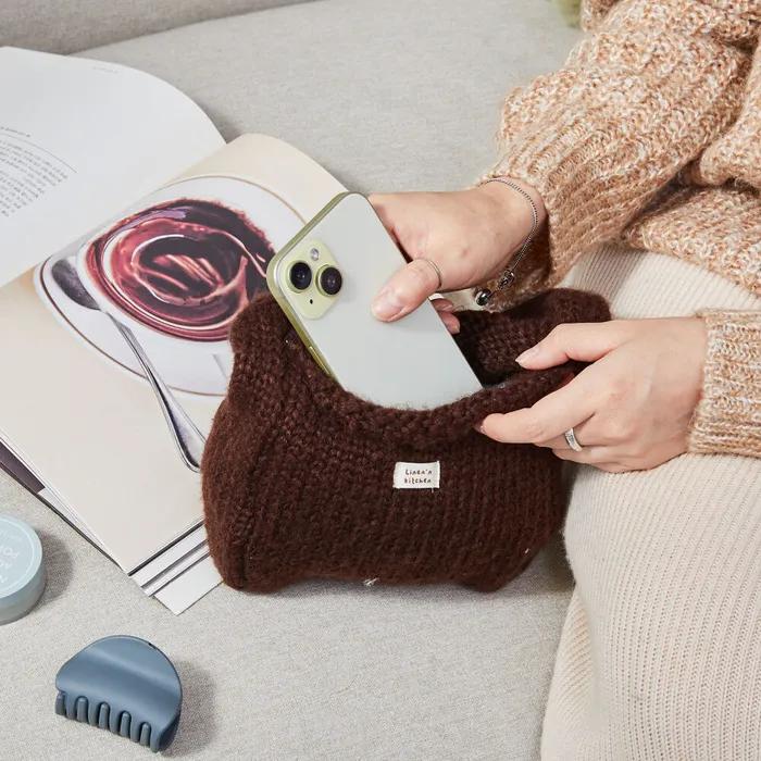 L Warm knitted bag dark brown