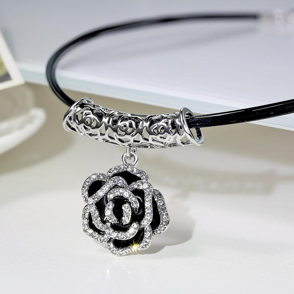 Short Rose Decorative Necklace, Fashionable and Versatile, Retro Style Accessory Collarbone Chain