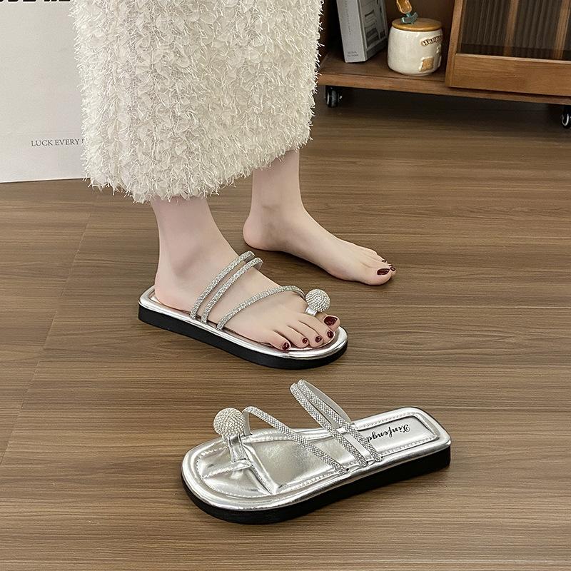 Flat-bottomed cool slippers for women's summer wear, new rhinestone soft bottom non-slip toe beach one-word drag