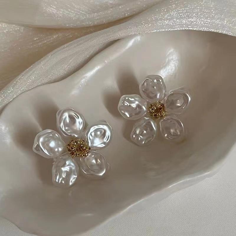 Vintage Imitation Pearl Flower Stud Earrings Earrings For Wmen White Luxury Niche Designer Ladies Earrings Party Gift Accessorie