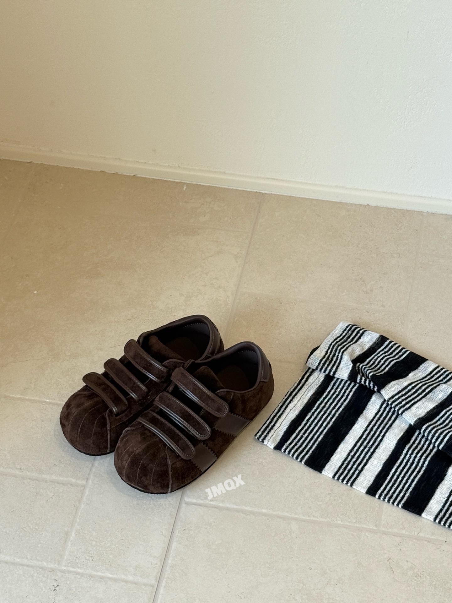 

Niche retro Velcro bread shoes women s 2025 new soft sole inner height increase casual shoes versatile fashion single shoes 35