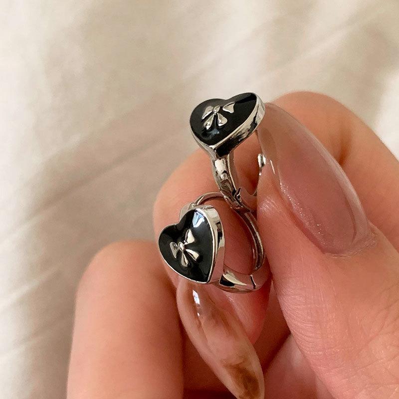 

Drip Love Bow Ear Buckle Female Design Sense Unique Personality Niche Exquisite Commuter Universal Earrings