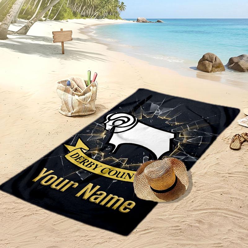 Derby County Gepersonaliseerde Bedrukte Strandlaken Voetbal Logo Steun Aangepaste Naam Tekst Absorberend Handdoek Voor Sport Reizen Speciaal Cadeau