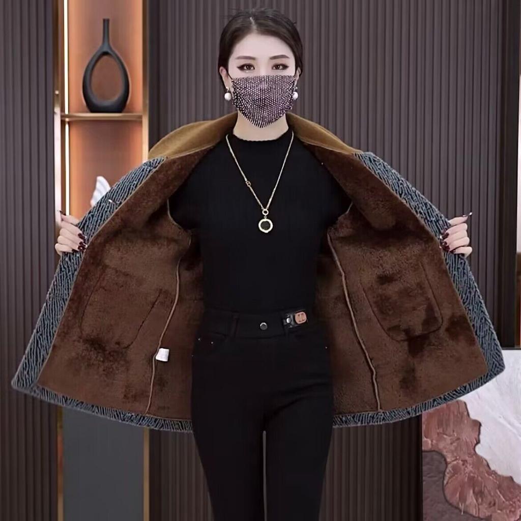 Middle-aged Mothers Wear Long Coats In Autumn and Winter Clothes. New Middle-aged and Elderly Women Wear Plaid Square Collars.