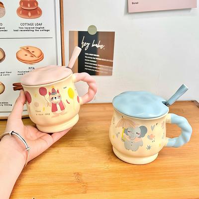 Uroczy Wysokiej Jakości Kubek z Pokrywką i Łyżeczką Domowy Kubek na Wodę Ceramiczny Kubek do Biura dla Kobiet Praktyczny Prezent Urodzinowy