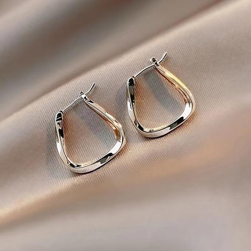 

Серьги-кольца простого дизайна золотого цвета с геометрическим рисунком и квадратными витыми фигурами для женщин, креативные украшения для молодых девушек, вечеринок и свадеб серебряный